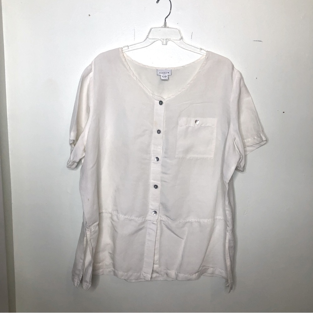 Avenue Linen Blend Top in Off-White with side splits, size 26/28.
